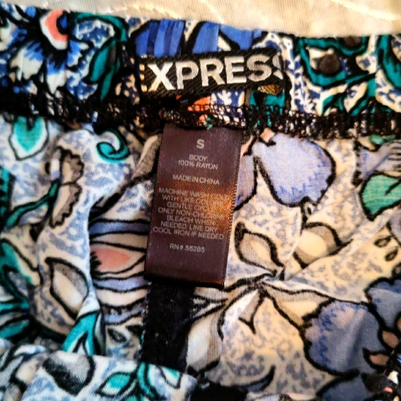 Express Shorts - Picture 2 of 3